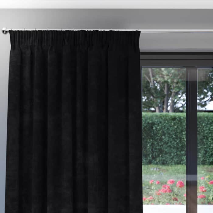 Vorhang Milas schwarz am Fenster
